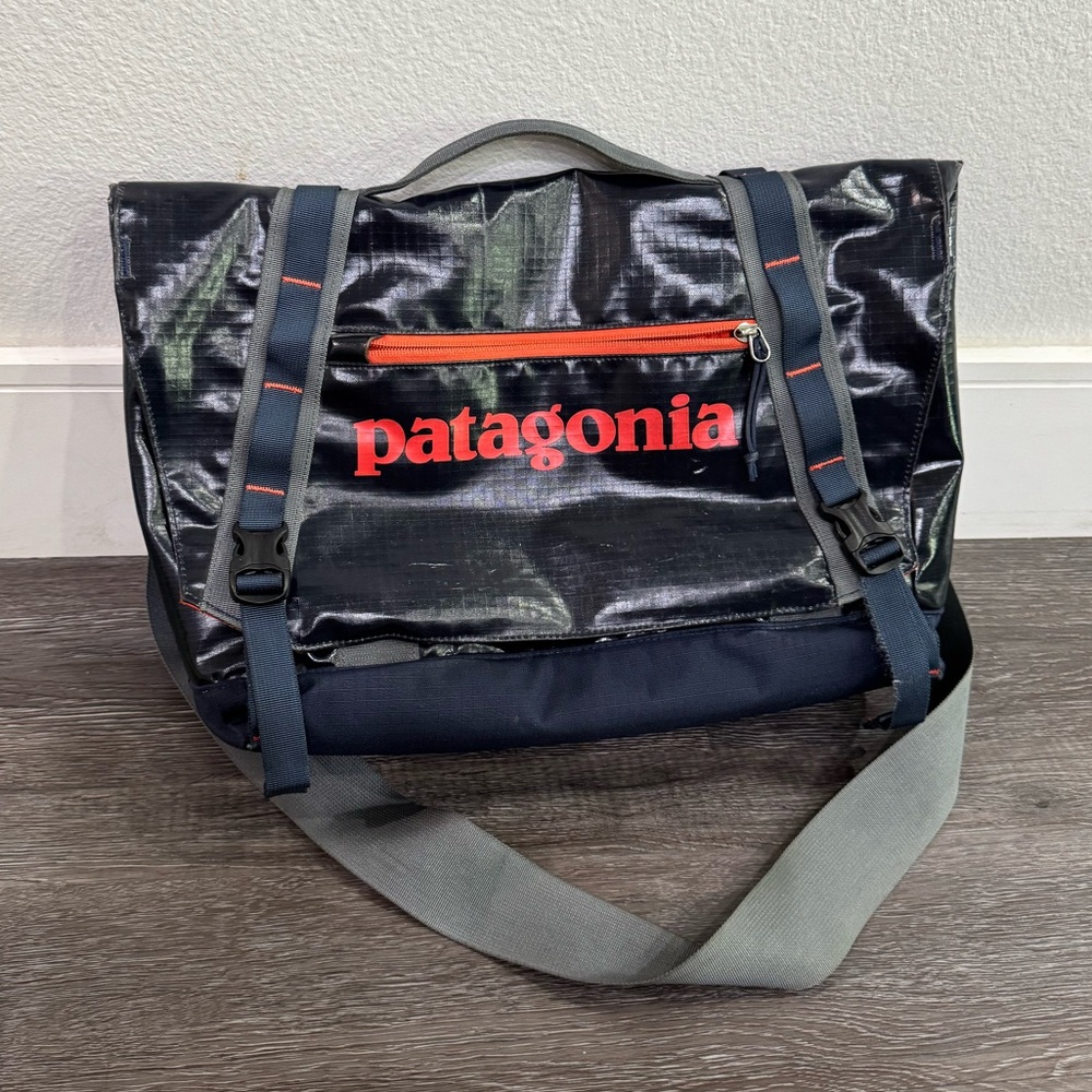 Patagonia- messenger bag- navy/orange
